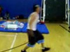 Video: Crazy Backflip vom Basketballkorb
