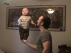 Video: Baby mit Standvermögen