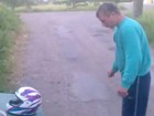 Video: Besoffener gegen Helm